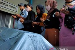 Jenazah DJ Indah Cleo korban pembakaran karaoke di Sorong diterbangkan ke kampung halamannya di Sumbar