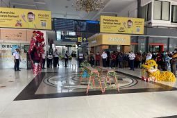 Atraksi Barongsai sapa penumpang KA di Stasiun Surabaya Gubeng