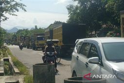 Sopir truk protes tingginya pajak angkutan galian C  Pemkab HST