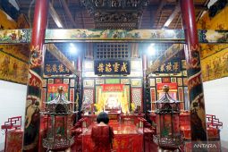 Warga keturunan Tionghoa di Gorontalo merayakan Imlek di rumah