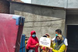 Ning Ita bantu peralatan dagang kepada keluarga kurang mampu