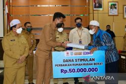Banjar Regent hands over aid for disaster-affected houses
