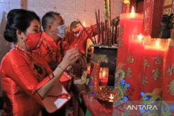 Saat Wali Kota Singkawang Tjhai Chui Mie ibadah Imlek bersama keluarga