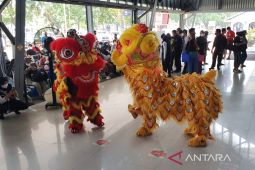 Barongsai hibur  penumpang di Stasiun Tawang
