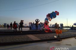 Pantai Losari  dikunjungi banyak warga saat Imlek