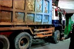 Truk hantam tiga toko di Aceh Timur