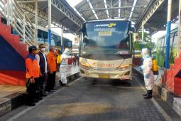 BPBD Jatim sterilisasi angkutan bus dan bagi-bagi masker di terminal