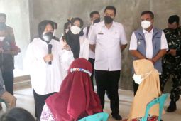 Mensos Risma tinjau penyaluran bansos di Mojokerto