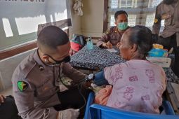 Polda Maluku beri pelayanan kesehatan untuk masyarakat Kariuw di Aboru, kepedulian sosial