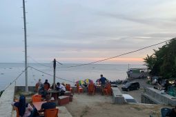 Warga Gorontalo manfaatkan libur imlek di taman wisata tangga 2000