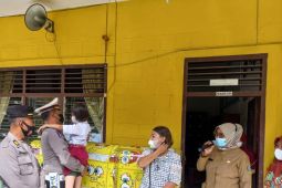 Kapoldasu melalui Kapolres Langkat berikan springbed kepasa siswi SDLB 057704