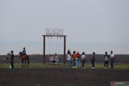 Libur Imlek di Pantai Boom