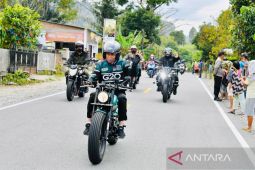 Jokowi naik sepeda motor di Sumatera Utara