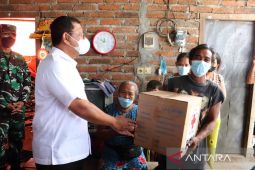 Wabup Buleleng bantu warga terdampak longsor di Desa Bebetin