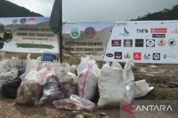 Seratusan relawan turunkan 1,5 ton sampah dari Gunung Gede Pangrango