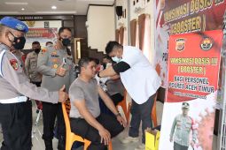 Polisi Aceh Timur disuntik vaksin penguat