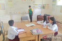 Tiga murid SDK Raranum antusias dikunjungi perpustakaan daerah
