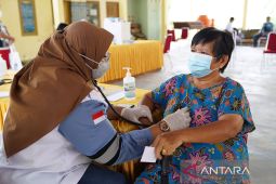Desa Deniang dikunjungi mobil sehat PT Timah, warga senang bisa berobat gratis