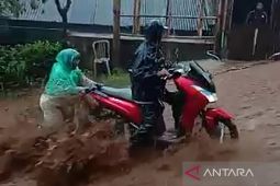 Banjir bandang di Dataran Tinggi Dieng, jalan berubah jadi sungai deras