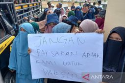 Seratusan warga demo tolak pemaksaan vaksinasi
