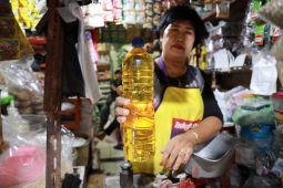 Sejumlah  pedagang di Kediri masih jual minyak goreng di atas HET