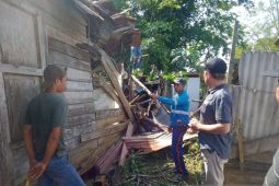 Dinsos Tanah Bumbu salurkan bantuan korban kebakaran