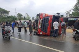 Truk pengangkut gas terbalik, sopir dilarikan ke puskesmas
