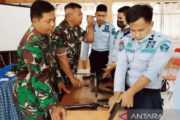 Petugas Rutan Rantau dilatih bongkar pasang senjata