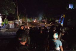 Polisi bubarkan massa blokade jalan dengan gas air mata