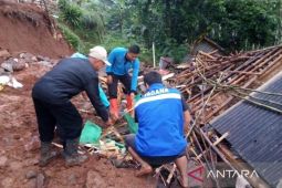 Satu keluarga tertimbun bangunan rumah ambruk