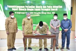 Teken pakta integritas, Bupati Muhdlor tegaskan kepala OPD berkinerja lambat dievaluasi