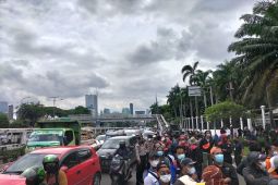 Buruh demo sebabkan kemacetan di Jalan Gatot Subroto
