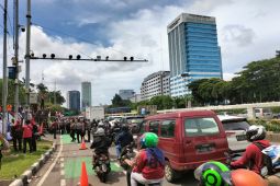 Buruh yang berunjuk rasa di depan Gedung DPR RI bubarkan diri