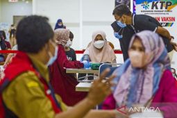 Vaksinasi COVID-19 malam hari di Karawang