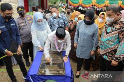 Bupati Gorontalo resmikan jembatan penghubung desa bersumber dana PEN