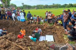 Enam jenazah korban laka dimakamkan satu liang lahat