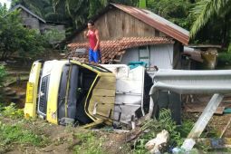 Truk tabrak rumah warga hingga rusak di Mukomuko