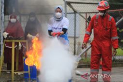 Pelatihan pemadam kebakaran bagi ibu rumah tangga