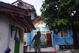 Angin kencang landa sejumlah rumah di Palabuhanratu