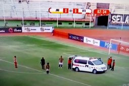 Kiper Jambi United M Ridwan diangkut ambulan