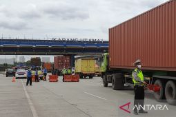Korlantas tertibkan angkutan barang melebihi dimensi dan muatan di Tol Japek Bekasi