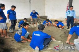 Lapas Pamekasan ajari mantan pecandu narkoba membuat paving