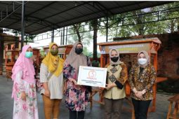 Pemkot Mojokerto serahkan gerobak kepada pelaku wirausaha