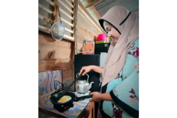 Warga Sintang antusias gunakan kompor induksi