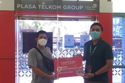 Pelanggan asal Sanggau dapat hadiah kejutan IndiHome