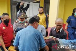 Anggota Polsek Cisaat selamatkan pengendara tertimpa pohon tumbang