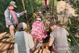 Warga Takokak Cianjur berharap jembatan ke Sukabumi segera diperbaiki