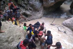 Ny Vices Nae tak kuasa melawan derasnya arus sungai yang meluap dan tenggelam