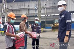 PT Timah Tbk bantu kelompok nelayan Bangka Barat miliki alat keselamatan
