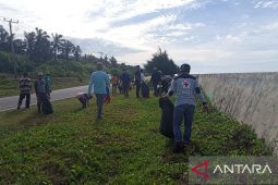 Wabup Mukomuko pimpin gerakan bersih Pantai Air Punggur